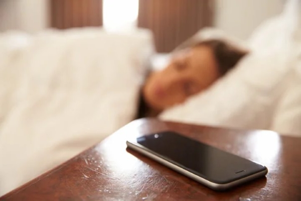 Почему смартфон лучше класть на стол экраном вниз?