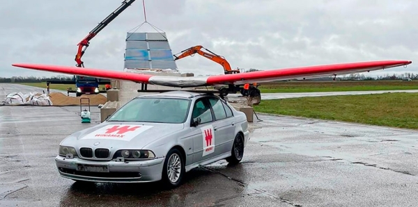 Эксперимент: как далеко может улететь BMW E39, если на нее поставить крылья самолета