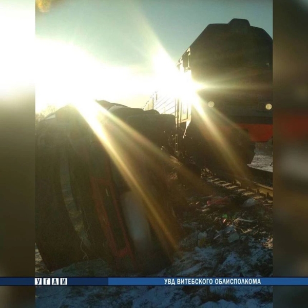 ЧП в Витебской области: Ford Transit застрял из-за поломки на ж/д переезде &ndash; его протаранил поезд