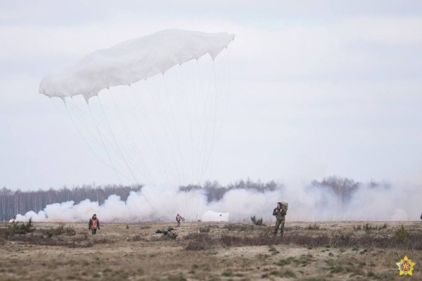 Как прошло сегодняшнее десантирование под Брестом. Фоторепортаж