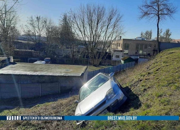 Машина свалилась с путепровода в Бресте. В ГАИ рассказали, как так получилось