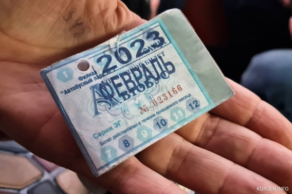 Белорус в автобусе съел свой поддельный проездной, когда его разоблачили