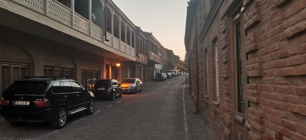 «Вдоль дороги — венки и памятники». Белорус в одиночку отправился в горы Грузии, где даже страховка не действует