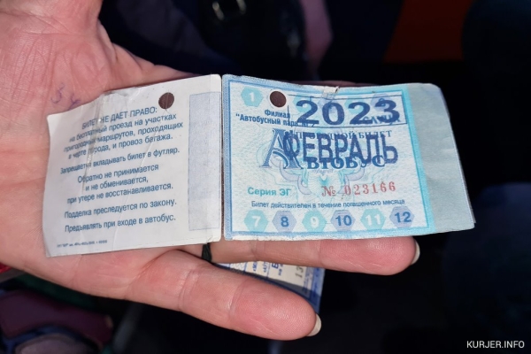 Белорус в автобусе съел свой поддельный проездной, когда его разоблачили
